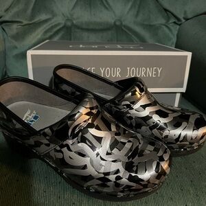 Dansko LT “Twisty” Patent Nurse Clogs Blk Silver Pattern Excellent – With Box
